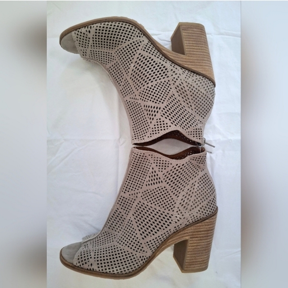 Women's Lucky Brand Vocab Open Toe Bootie - Picture 5 of 9